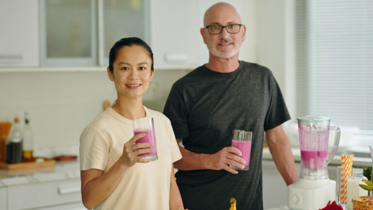 Feel Lighter & Feel Brighter: 10 Delicious Smoothies Beloved by Seniors (Gentle Digestion & Lightness)