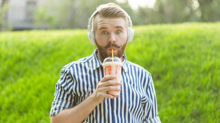 Feel Lighter & Feel Brighter: 10 Delicious Smoothies Beloved by Seniors (Gentle Digestion & Lightness)