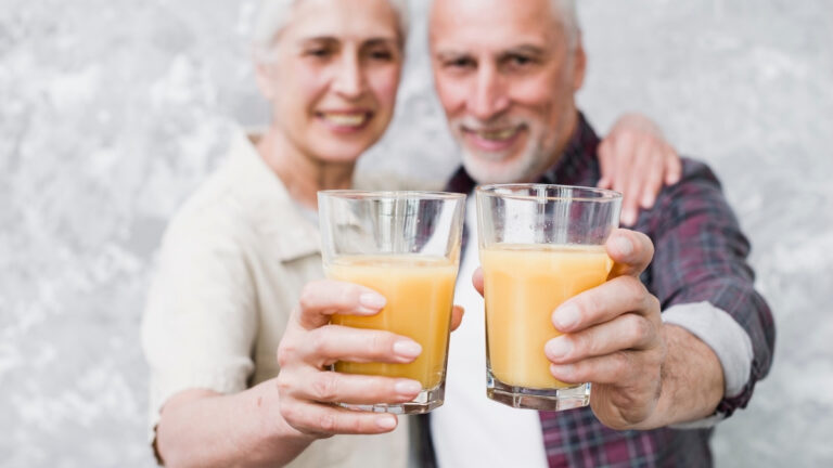 Feel Lighter & Feel Brighter: 10 Delicious Smoothies Beloved by Seniors (Gentle Digestion & Lightness)