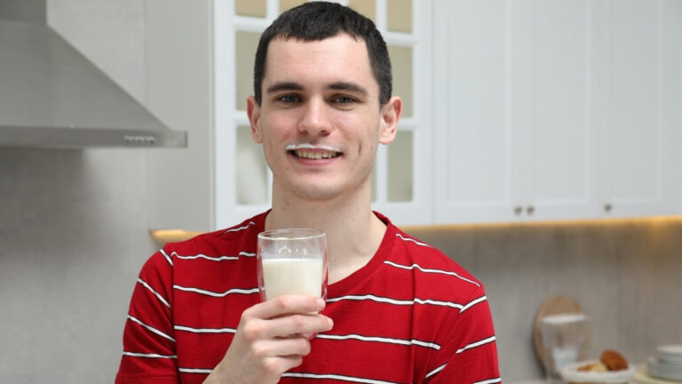 Feel Lighter & Feel Brighter: 10 Delicious Smoothies Beloved by Seniors (Gentle Digestion & Lightness)